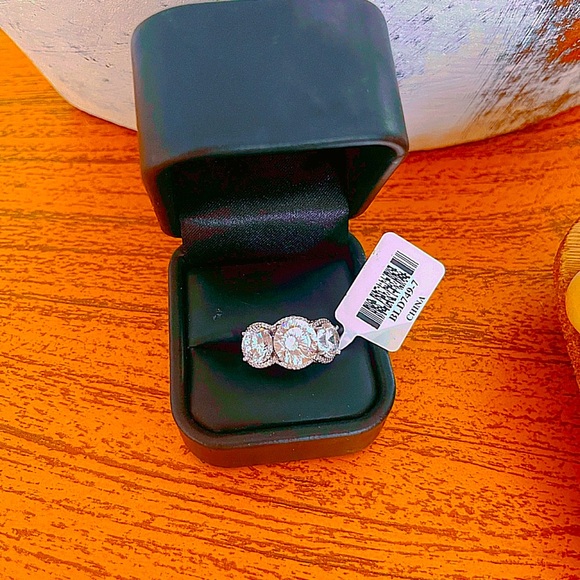 DILLENIUM CUT 12.70CTW WHITE
DIAMOND SIMULANT RHODIUM OVER 925 STERLING SILVER💍 - Picture 2 of 6